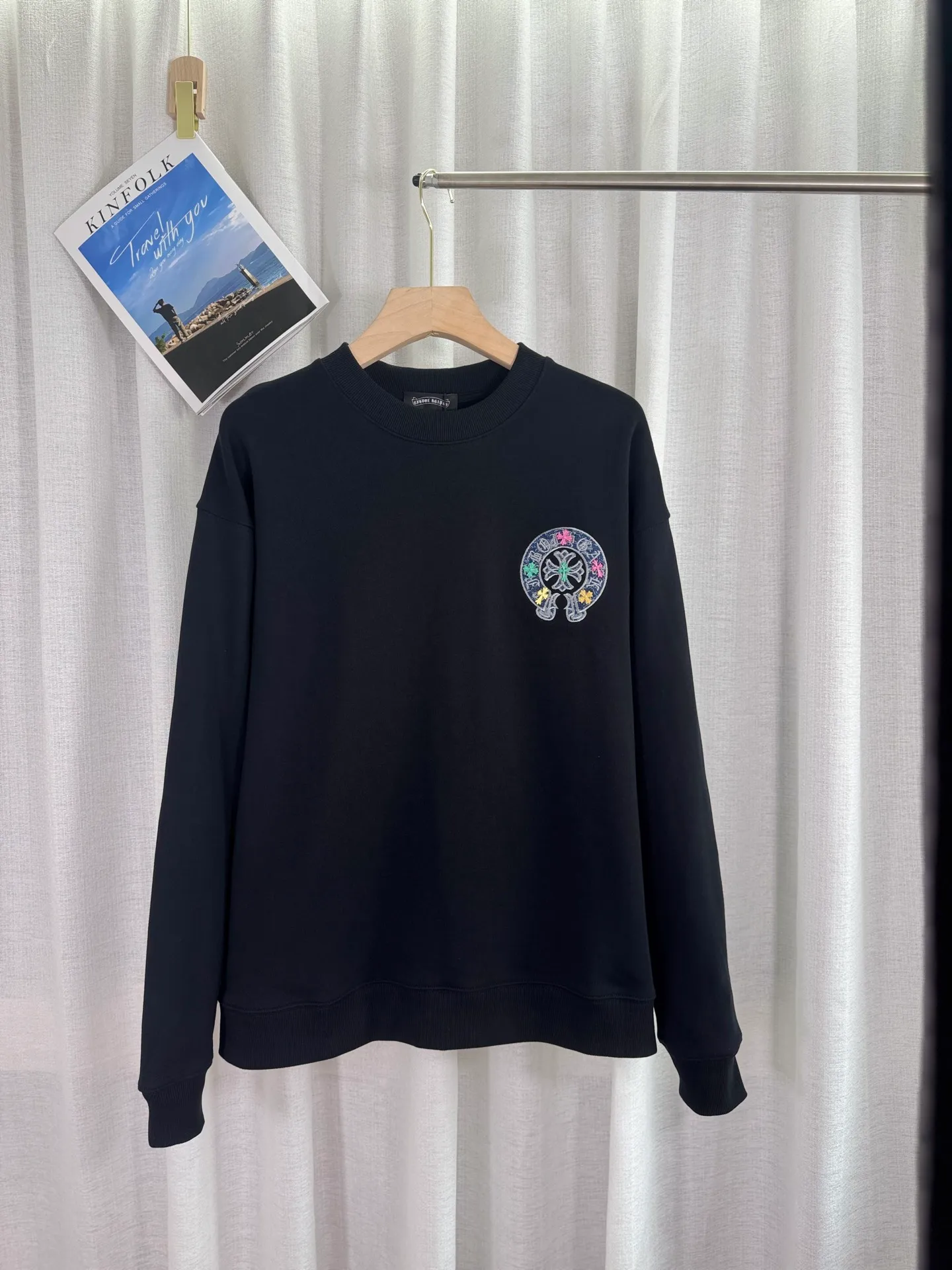 P270 top version, real shot without P, ​​different from market currency) 𝗖𝗵𝗿𝗼𝗺𝗲 𝗛𝗲𝗮𝗿𝘁𝘀/Cro Heart 2025 denim patch embroidery autumn and winter new original single counter American laser burnt 3D three-dimensional color embroidery couple casual sweatshirt 👑The highest version! Customized fabric 430g tripe terry fabric! American acid washed distressed original denim with burnt flowers ✟appliqué embroidery and exquisite embroidery of letters! The best-selling model in the counter, very comfortable to wear. Accessories: original molded and authenticated collar label➕100% silk wash label. Genuine purchase-grade original hangtag➕matching hanging rope➕3D hanging beads➕original packaging bag. Craftsmanship: The original version has consistent wiring! The highest version of the armhole matching technique! Color: White Black Size: S M L XL Style No.: 25-302